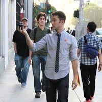 Joseph Gordon-Levitt films the paparazzi walking on Sunset Boulevard | Picture 83700